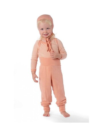Strikmutsje in zalm-kleur wol-zijde
