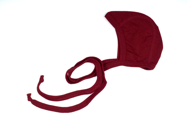 Strikmutsje van wol in rood