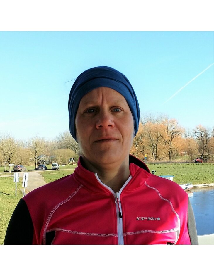 Rondgebreide sjaal van 72 cm in zwart (wol-zijde)