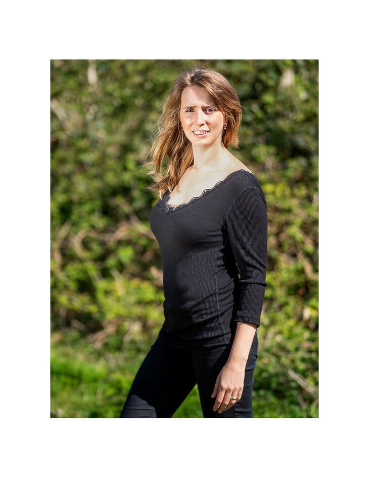 Dames longsleeve met kantje in zwart (wol-zijde)