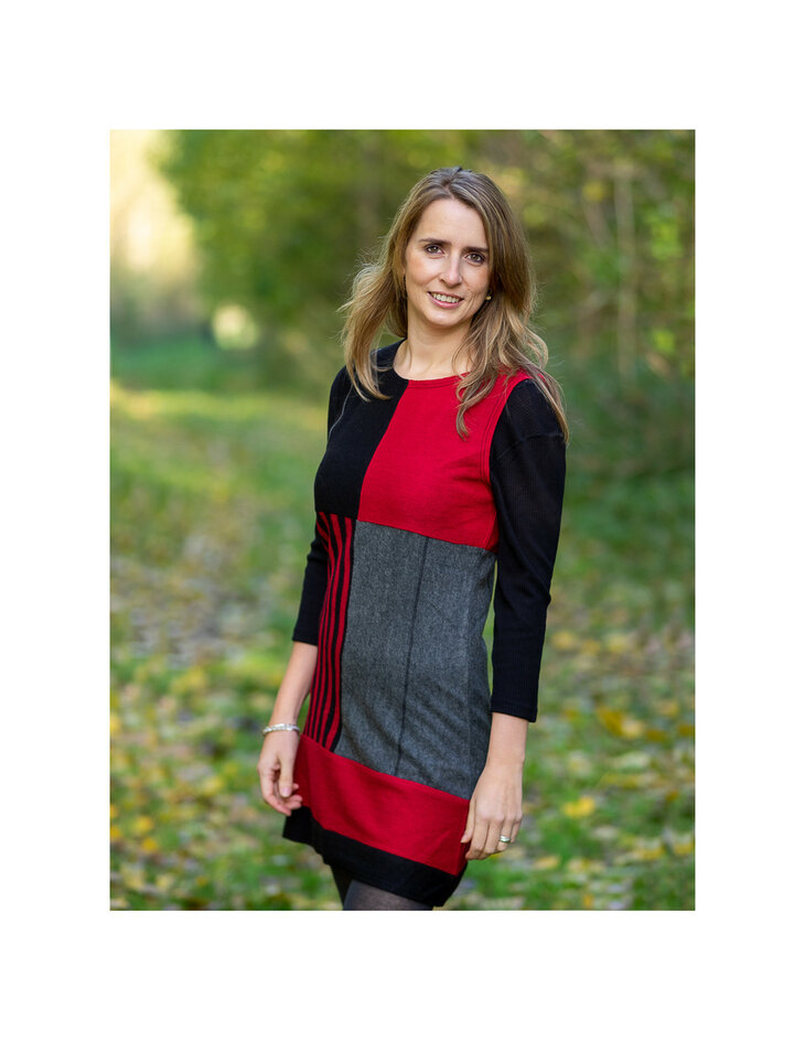 Wollen jurkje in rood en zwart