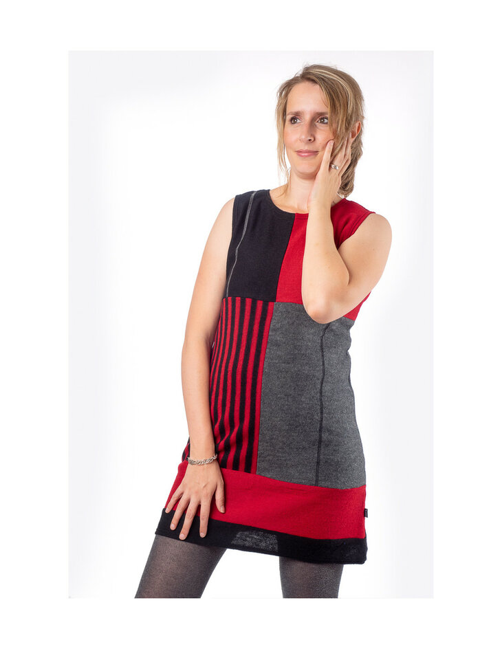 Wollen jurkje in rood en zwart