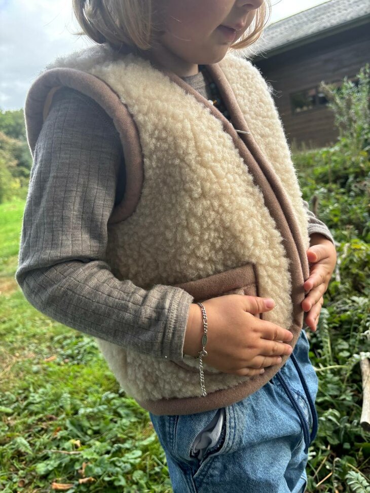 Kinder- en babybodywarmer in beige wol